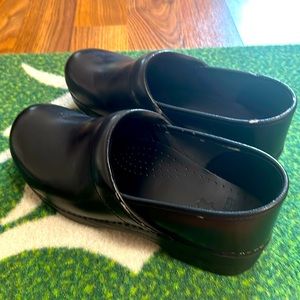 Unisex Dansko Clogs Black. Size 44 10.5 - 11